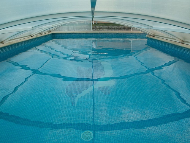¿Por qué son importantes las cubiertas de piscina en invierno?