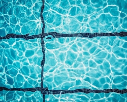 ¿Cuánta sal requiere una piscina que sea de cloración salina?