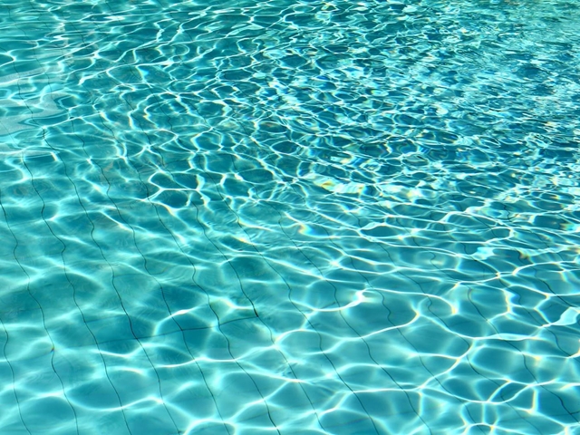 ¿Cuánto cloro tengo que echar en el agua de la piscina?