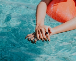 El agua de mi piscina está verde, ¿cómo la pongo bien?