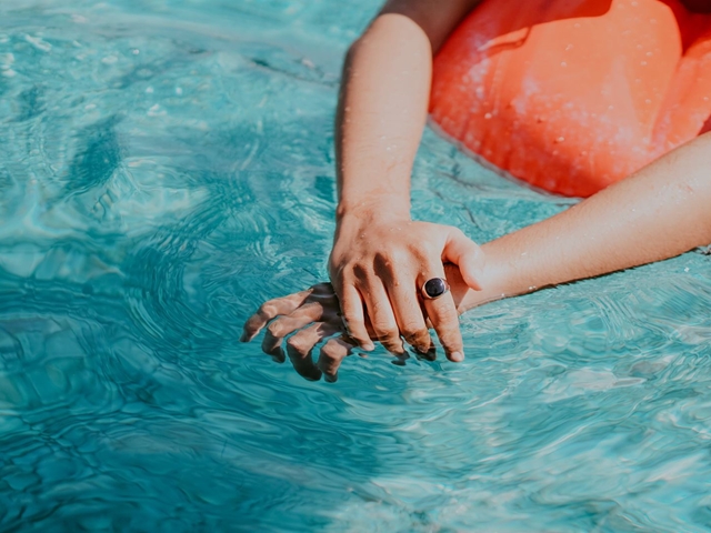 El agua de mi piscina está verde, ¿cómo la pongo bien?