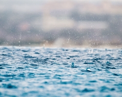 En los días de lluvia de verano... ¿debo tapar mi piscina?