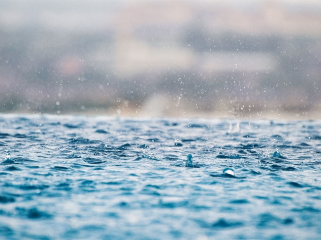 En los días de lluvia de verano... ¿debo tapar mi piscina?