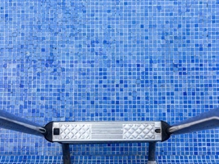 Impermeabilización de piscinas: lámina armada y cobertores