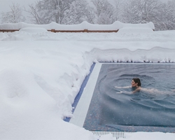 ¿Por qué noto que mi piscina pierde agua durante el invierno?