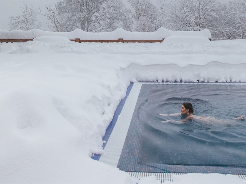 ¿Por qué noto que mi piscina pierde agua durante el invierno?