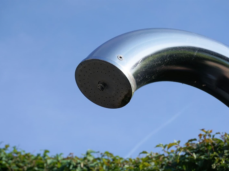 Tipos de ducha para instalar al lado de una piscina 